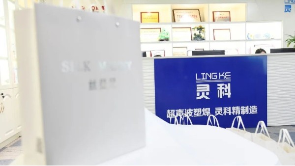玉鼠辭舊，金牛迎新，靈科年禮賀新春！