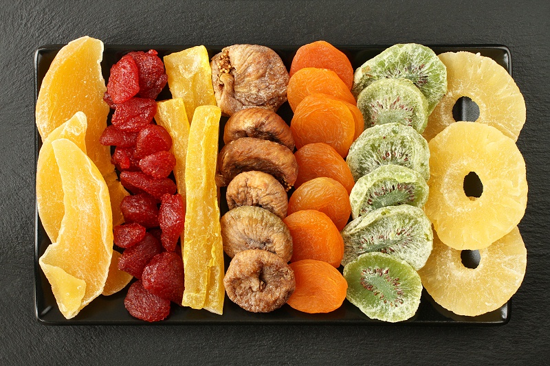 千庫網_芒果、木瓜、獼猴桃、菠蘿、干草莓、無花果、杏子等水果, 躺在黑色石頭表面的黑色陶瓷板上。宏觀_攝影圖編號20106491